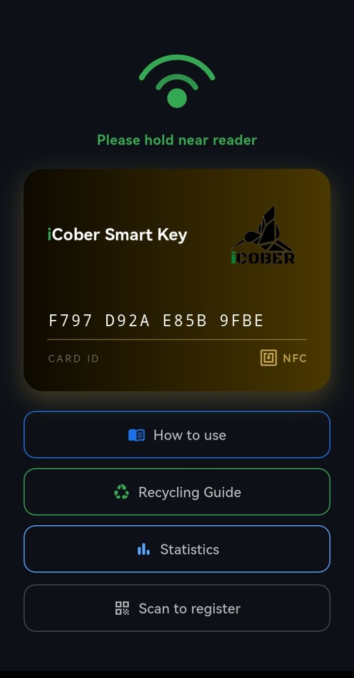 Ekran główny iCober Key: cyfrowa karta dostępu z identyfikatorem i symbolem NFC, komunikat „przyłóż telefon do czytnika” oraz przyciski instrukcji, przewodnika segregacji i statystyk.